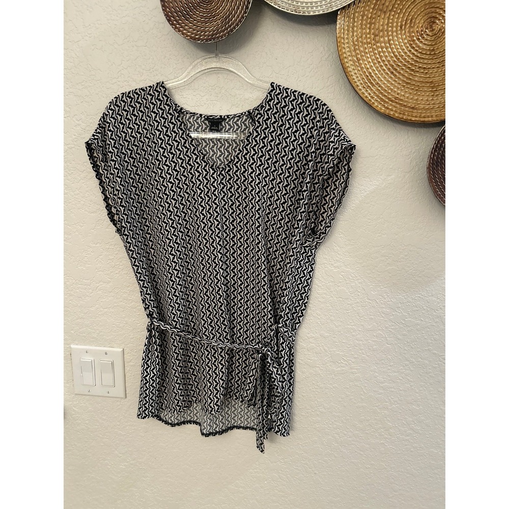 Ann Taylor black and‎ white geometric print V-neck blouse size Small